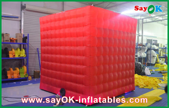 Inflatable Cube Tent Red 2 Door Inflatable Photo Booth Dengan Penggunaan Taman Hiburan Pembukaan Atas