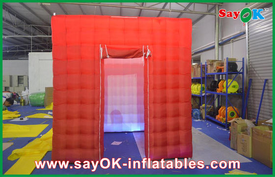 Inflatable Cube Tent Red 2 Door Inflatable Photo Booth Dengan Penggunaan Taman Hiburan Pembukaan Atas