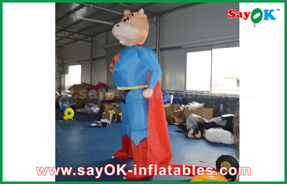 Balon Iklan Inflatable Biru / Merah Inflatable Superman Sapi Disesuaikan Karakter Hewan Model Inflatable