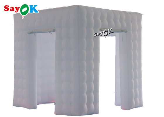 Booth Acara Menampilkan 2.5m 8.25ft Putih Portabel 3 Pintu Cube Photo Booth Tenda Tiup Dengan Lampu Led