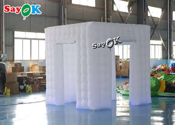 Booth Acara Menampilkan 2.5m 8.25ft Putih Portabel 3 Pintu Cube Photo Booth Tenda Tiup Dengan Lampu Led