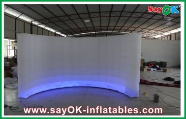Tenda Udara Tiup Putih Tahan Air, Dinding Tiup Melengkung Untuk Tenda Pameran Tiup Dengan Lampu LED