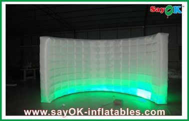 Tenda Udara Tiup Putih Tahan Air, Dinding Tiup Melengkung Untuk Tenda Pameran Tiup Dengan Lampu LED