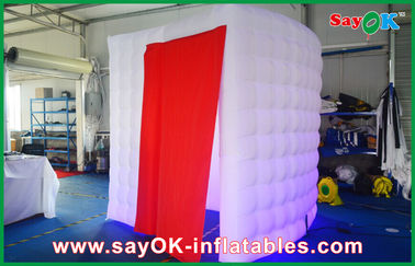 Camber Inflatable Party Photo Booth Tahan Angin Dengan Lampu LED Dan Tirai Merah