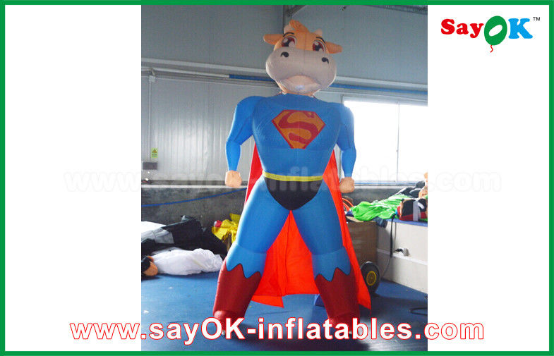 Balon Iklan Inflatable Biru / Merah Inflatable Superman Sapi Disesuaikan Karakter Hewan Model Inflatable