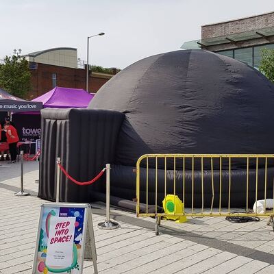Sekolah Warna Hitam Pendidikan Planetarium Kubah Tenda Mobile Cinema Proyeksi Planetarium Kubah Inflatable Dari Ukuran 4m-10m